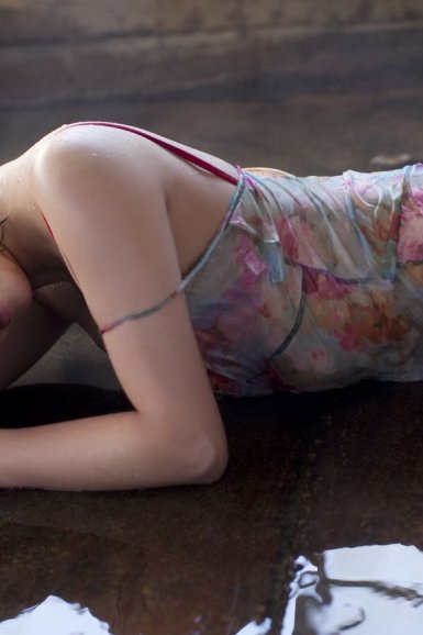 【亚博】安吉丽娜朱丽解密背部纹身:它们是人体艺术(图2) 亚博体育官网